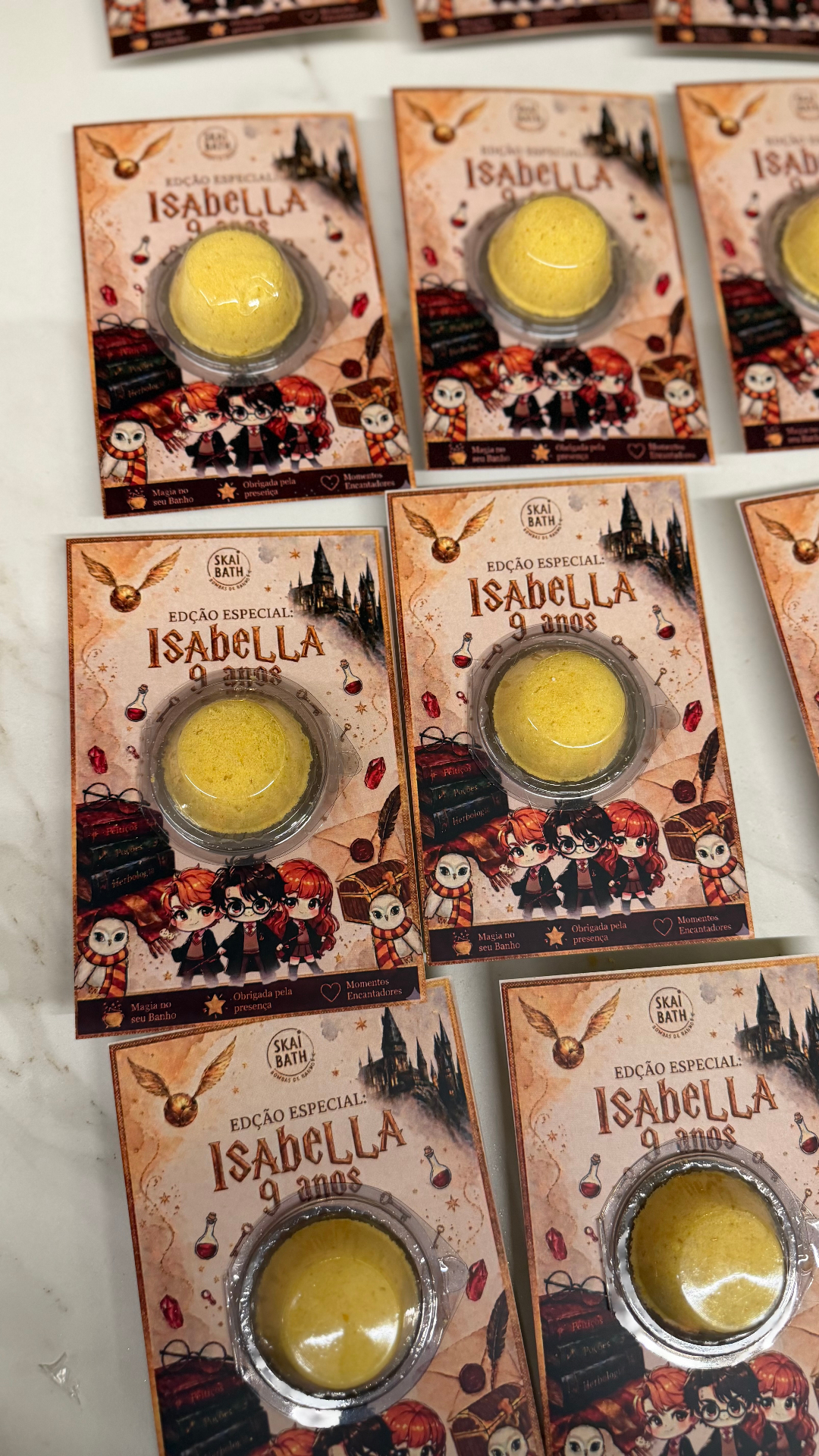 Mini bombs de aniversário personalizadas com tema Harry Potter para a festa da Isabella